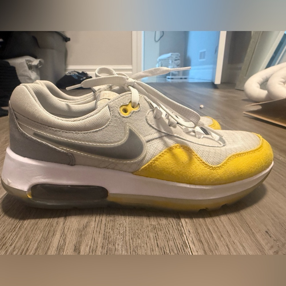 Nike Air Max Motif youth in Yellow and Gray size 6